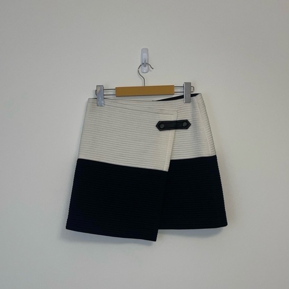 ALICE+OLIVIA Lennon Lamb Leather Ottoman Stitch preppy academia Skirt Size 2 - Picture 2 of 9